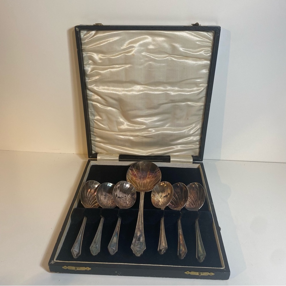 Vintage ISG EPNS Scallop Desert Spoon Set 
1 Serving Spoon & 6 Desert Spoons